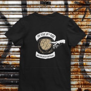 Streetwear T-shirt met witte "On the 8th Day God Created Football" tekstprint – ideaal voor voetbalfans.