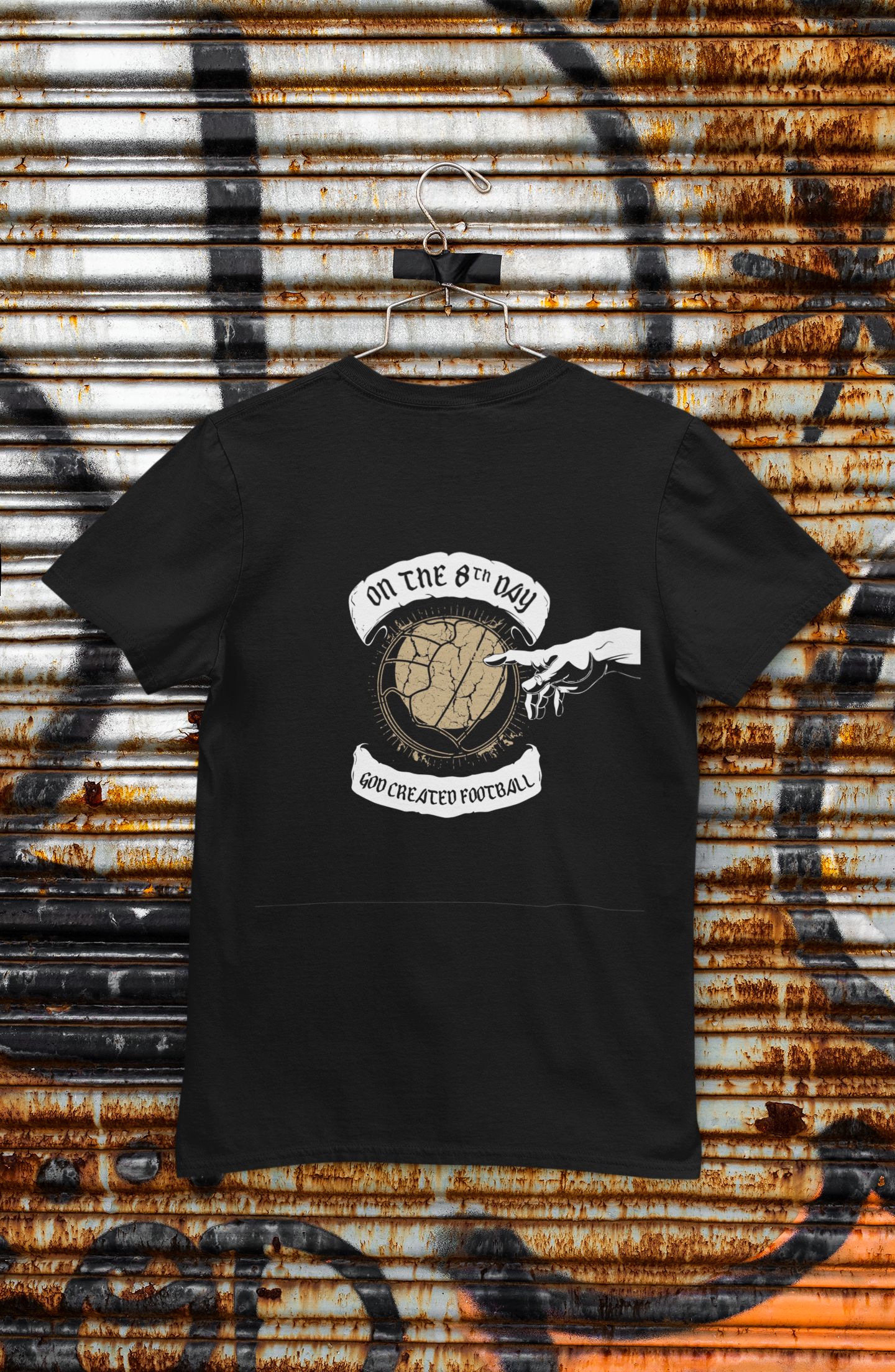 Streetwear T-shirt met witte "On the 8th Day God Created Football" tekstprint – ideaal voor voetbalfans.