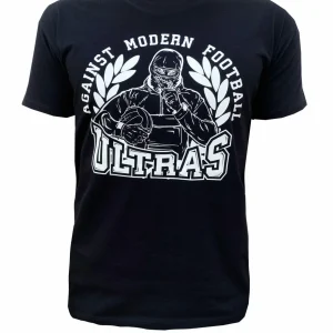 Zwart T-shirt met witte afbeelding van een gemaskerd figuur en de tekst “AGAINST MODERN FOOTBALL ULTRAS” met lauwerkransmotief.