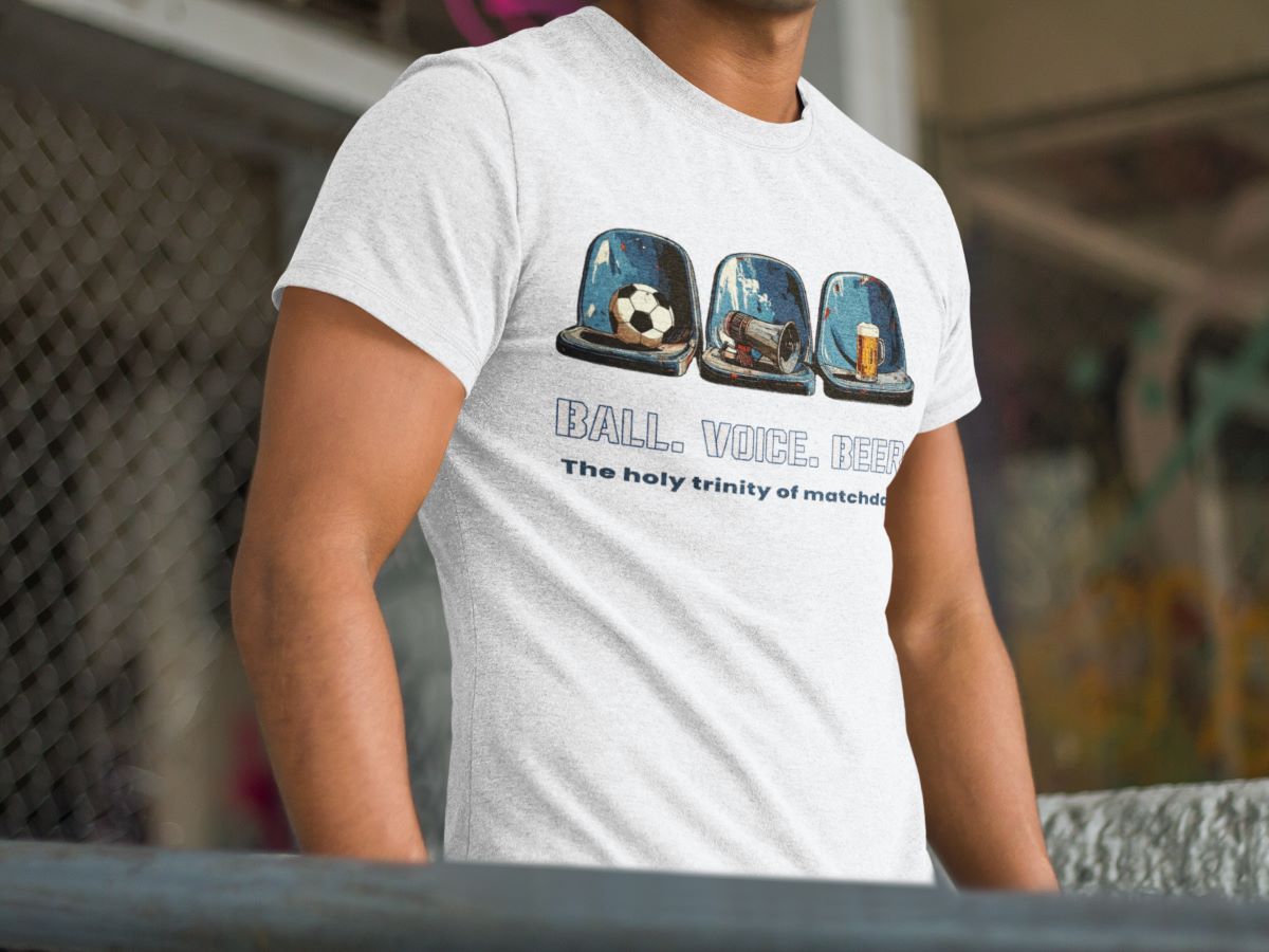 wit voetbal T-shirt met de tekst 'Ball. Voice. Beer.' en iconen van een bal, megafoon en bierglas – perfect voor voetbalsupporters