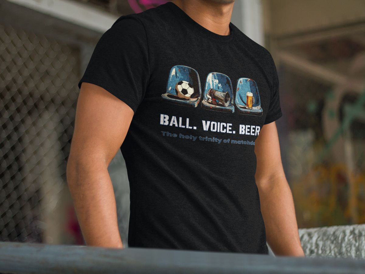 Zwart voetbal T-shirt met de tekst 'Ball. Voice. Beer.' en iconen van een bal, megafoon en bierglas – perfect voor voetbalsupporters
