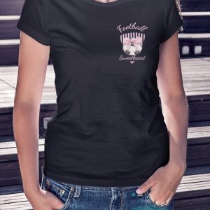 Zwart dames slimfit T-shirt met Football Sweetheart print en V-hals – sportieve streetwear stijl.