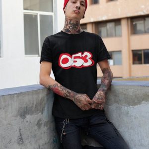 Zwart supporters T-shirt met opvallende 053 tekst in streetwear stijl.