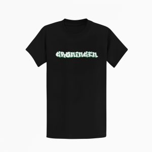 Wit T-shirt met groene graffiti stijl tekst "Groningen" op de borst.