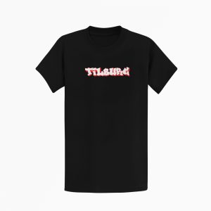 Wit T-shirt met het woord "Tilburg" in rood-witte graffiti-stijl op de borst.