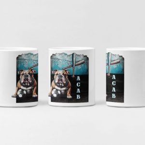Witte mok met donker ACAB-ontwerp: buldog met spijkerhalsband, honkbalknuppel en prikkeldraad op zwarte-blauwe achtergrond.