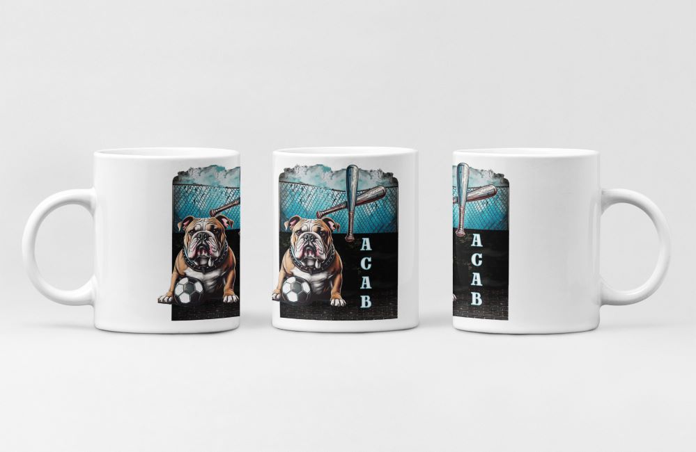 Witte mok met donker ACAB-ontwerp: buldog met spijkerhalsband, honkbalknuppel en prikkeldraad op zwarte-blauwe achtergrond.