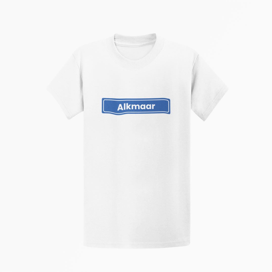 T-shirt met blauw plaatsnaambord en de stadsnaam Alkmaar bedrukt op de borst.