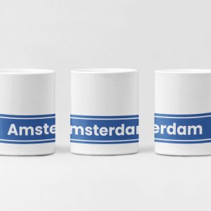 amsterdam mok, wit, blauw stadsbord met naam “Amsterdam”, supportersdesign, supporterskantine, fanartikel