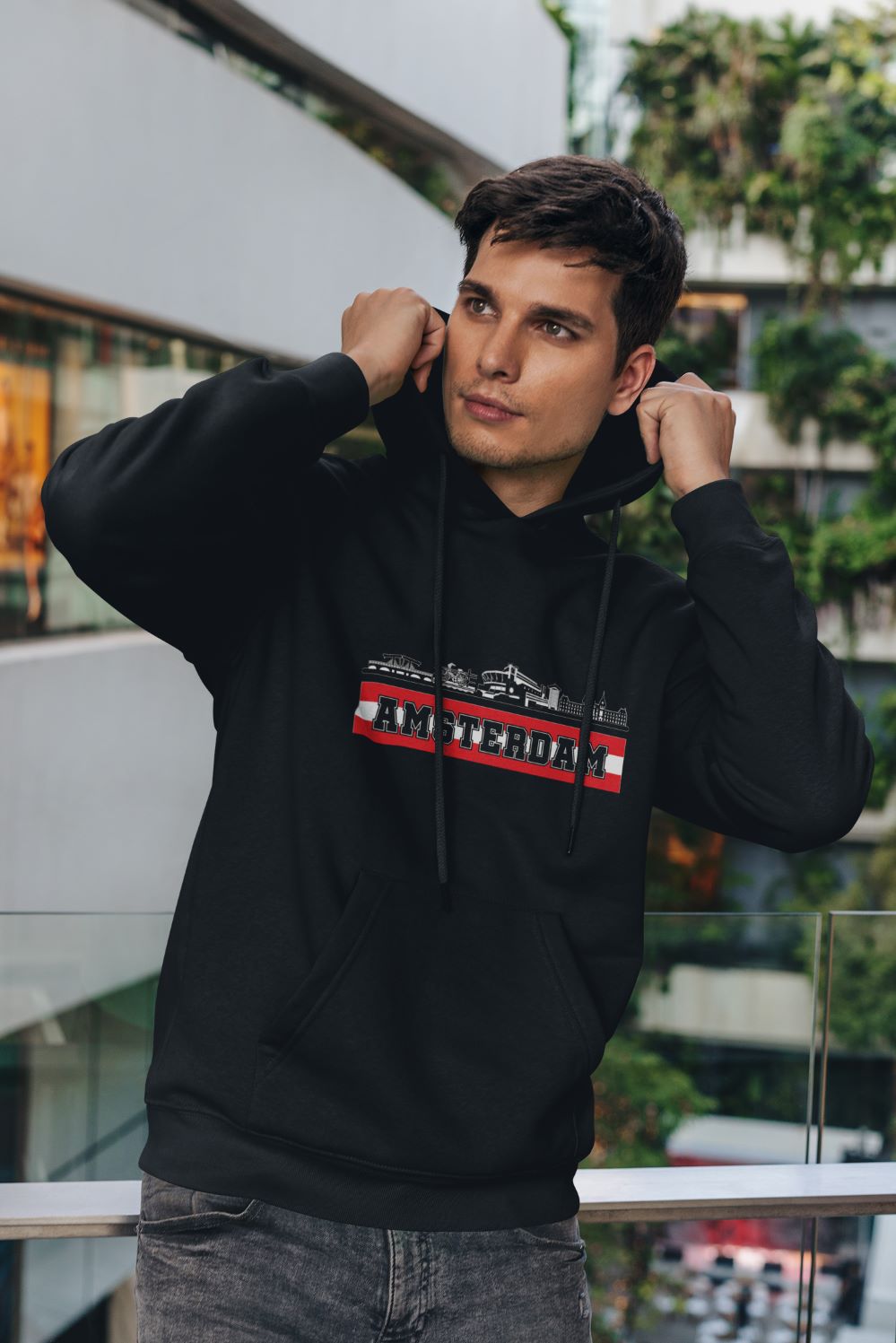 amsterdam hoodie, zwart, zwart-witte skyline, stadion in het midden, rood-witte streep met naam “Amsterdam”, supportersdesign, urban streetwear, supporterskantine, fanartikel