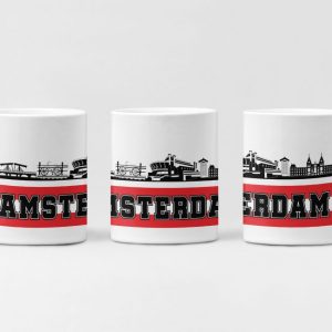 amsterdam mok, wit, zwart-witte skyline, stadion in het midden, rood-witte streep met naam “Amsterdam”, supportersdesign, urban streetwear, supporterskantine, fanartikel