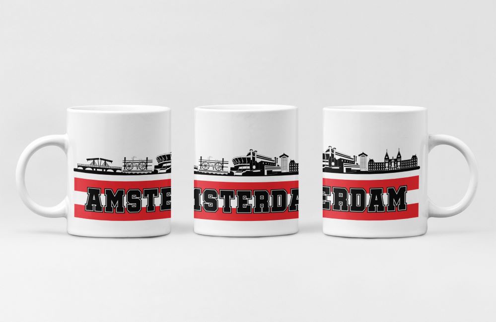 amsterdam mok, wit, zwart-witte skyline, stadion in het midden, rood-witte streep met naam “Amsterdam”, supportersdesign, urban streetwear, supporterskantine, fanartikel