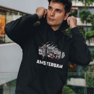 amsterdam hoodie, zwart, zwart-witte skyline, graffiti achtergrond rood wit zwart, naam “Amsterdam” onderaan, supportersdesign, urban streetwear, supporterskantine, fanartikel