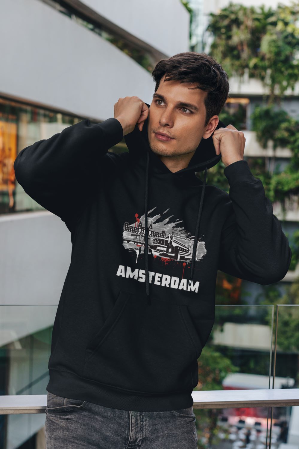 amsterdam hoodie, zwart, zwart-witte skyline, graffiti achtergrond rood wit zwart, naam “Amsterdam” onderaan, supportersdesign, urban streetwear, supporterskantine, fanartikel