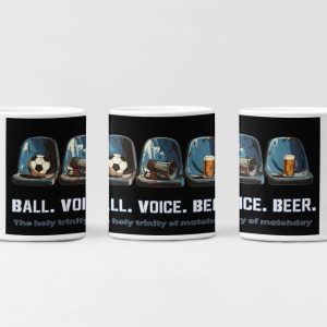 Witte mok met Ball. Voice. Beer.-ontwerp: drie stadionstoelen met voetbal, megafoon en bier.