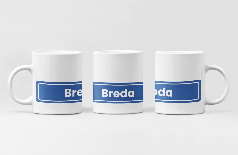 Witte mok met blauw stadsbord en Breda tekst