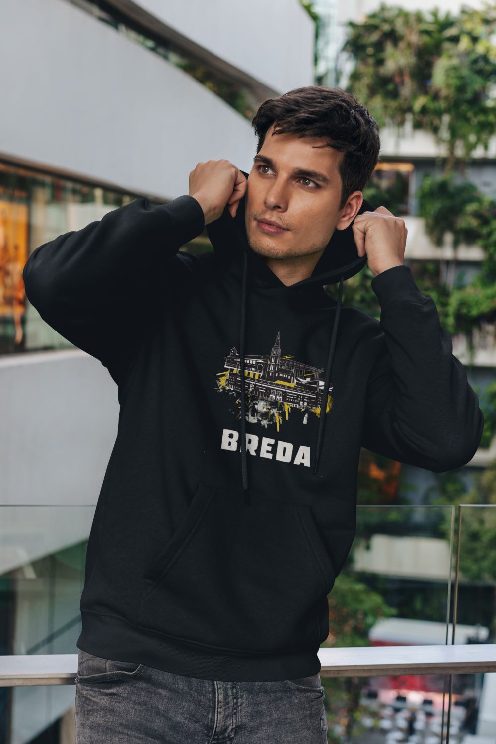 Skyline Breda zwarte hoodie met grunge achtergrond en gele accenten – supportersdesign