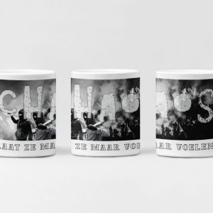 Witte mok met Chaos-ontwerp: jonge hoodiesupporters gehuld in rook van fakkels, zwart-wit-grijs stijl.