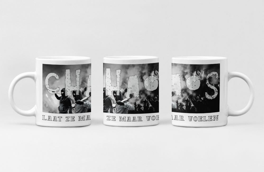 Witte mok met Chaos-ontwerp: jonge hoodiesupporters gehuld in rook van fakkels, zwart-wit-grijs stijl.