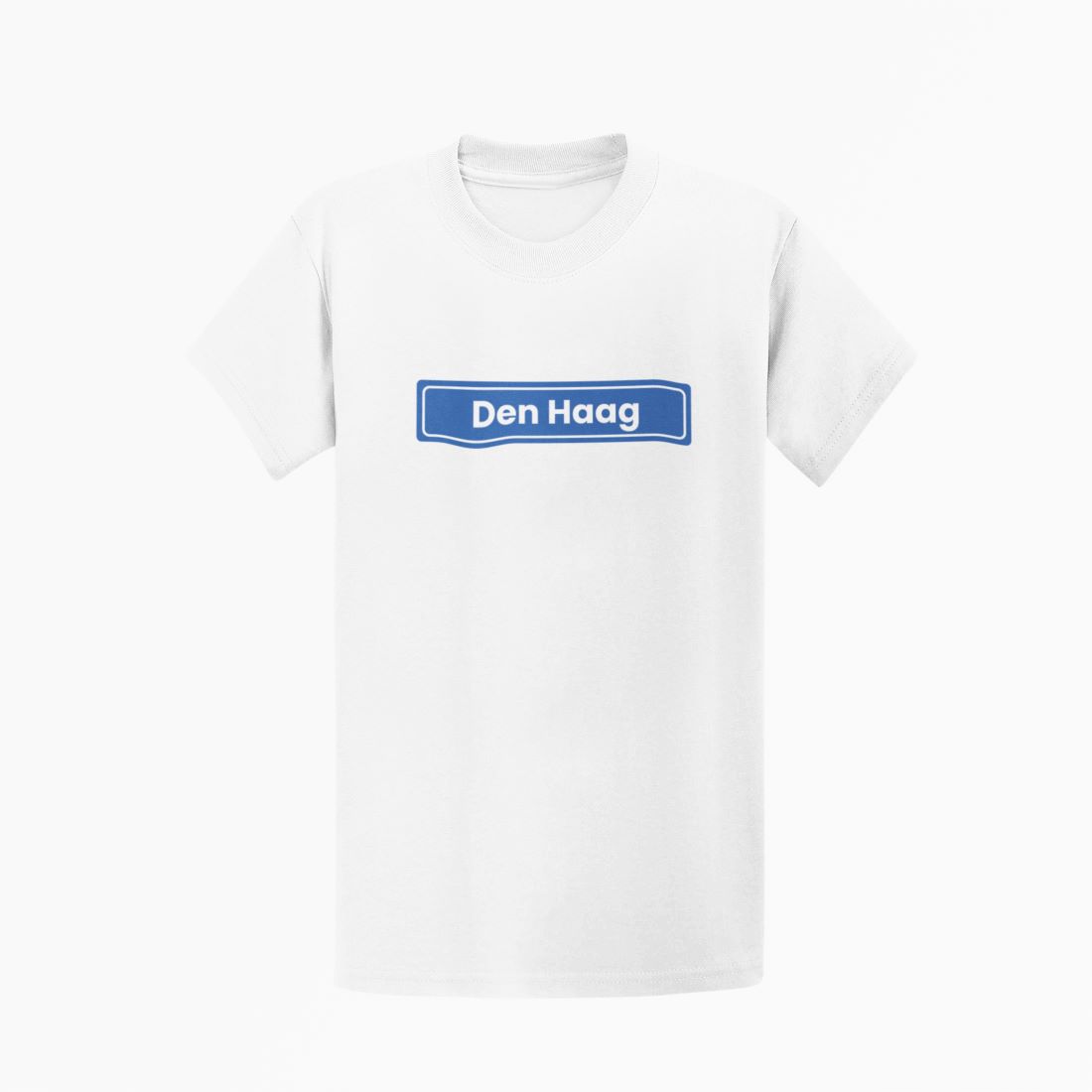 T-shirt bedrukt met blauw plaatsnaambord met de naam Den Haag op de borst.