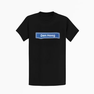 T-shirt bedrukt met blauw plaatsnaambord met de naam Den Haag op de borst.