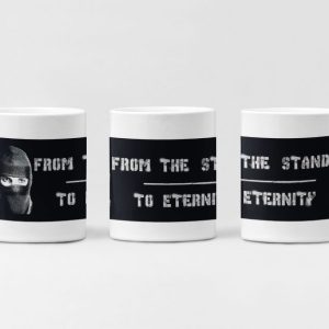 Witte mok met From the Stands to Eternity-ontwerp: zwarte achtergrond met een supporter met zwart masker.