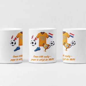 Witte mok met Geen VAR Nodig – Papa is Altijd de MVP!-ontwerp: kind met Hollandse polo, beker, voetbalschoen en vlag.