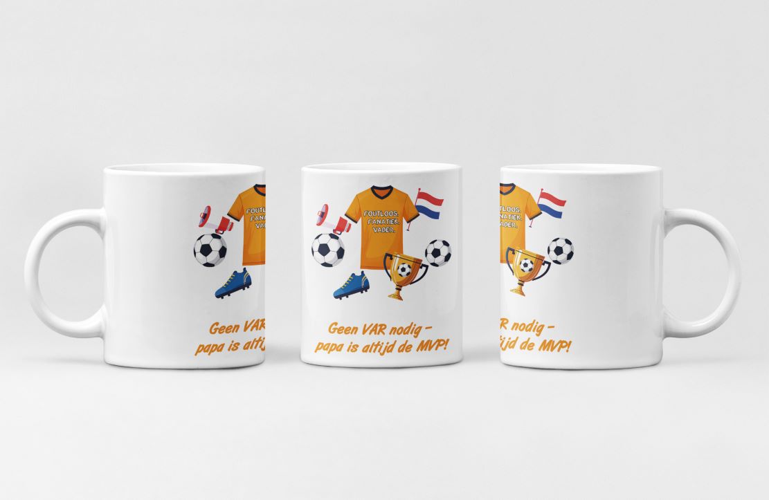 Witte mok met Geen VAR Nodig – Papa is Altijd de MVP!-ontwerp: kind met Hollandse polo, beker, voetbalschoen en vlag.