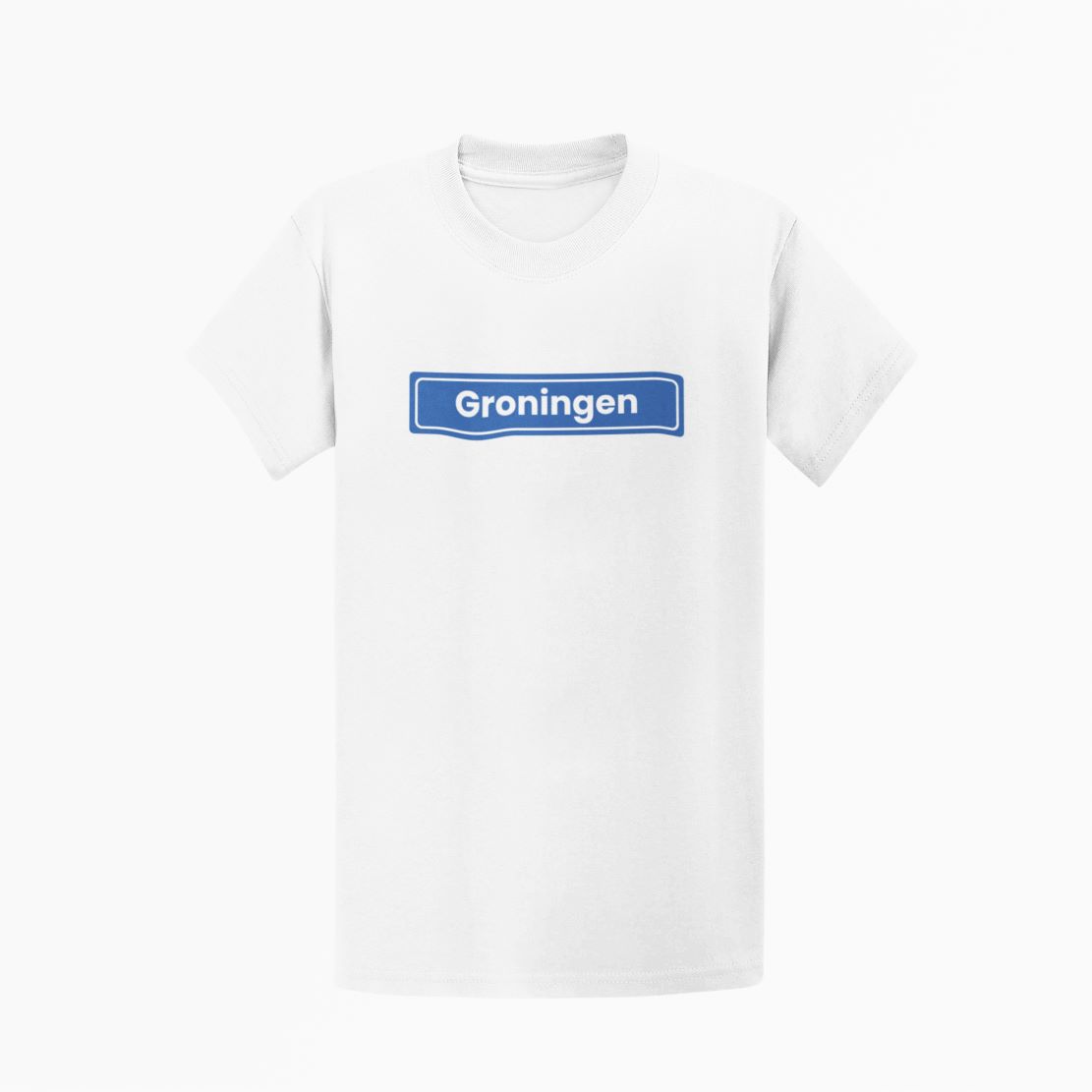 T-shirt bedrukt met blauw plaatsnaambord met de naam Groningen op de borst.