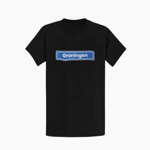 T-shirt bedrukt met blauw plaatsnaambord met de naam Groningen op de borst.