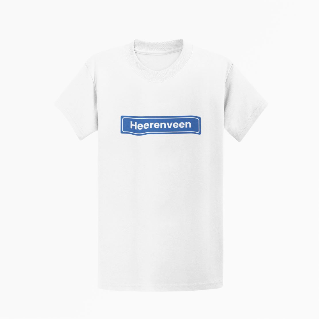 T-shirt bedrukt met blauw plaatsnaambord met de naam Heerenveen op de borst.