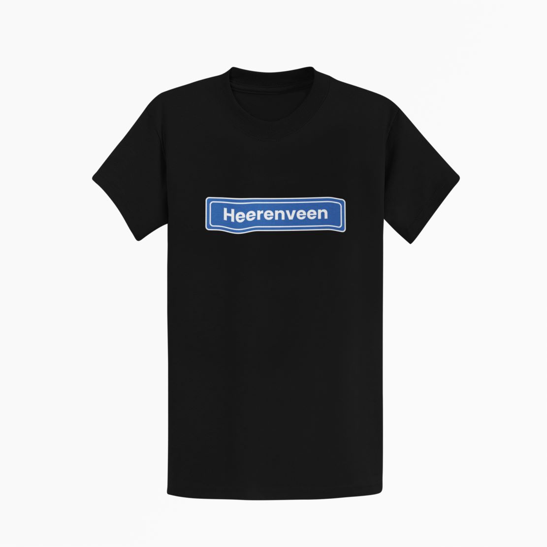 T-shirt bedrukt met blauw plaatsnaambord met de naam Heerenveen op de borst.