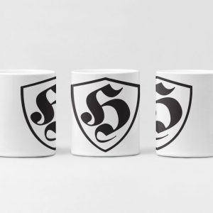 Witte mok met de letter H en Hools-symbool, minimalistisch ontwerp.