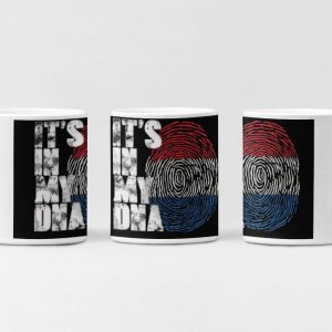 Witte mok met It's in My DNA-ontwerp: vingerafdruk in rood, wit en blauw, naast de tekst.
