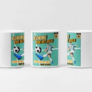 Witte mok met Koning van het Veld-ontwerp: jonge voetballer die speelt op het veld.