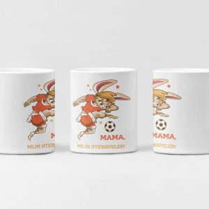 Witte mok met Mama, Mijn Sterspeler-ontwerp: konijnenmoeder in oranje voetbaloutfit op het veld.