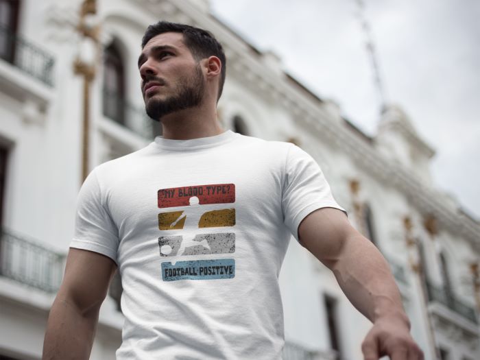 T-shirt met de tekst “My Blood Type? Football Positive” en een voetballer silhouet.