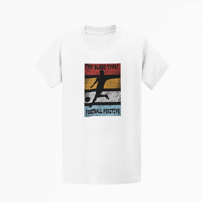 T-shirt met de tekst “My Blood Type? Football Positive” en een voetballer silhouet.