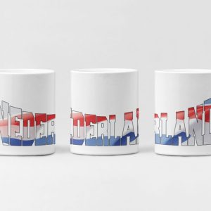 Witte mok met Nederland-ontwerp: letters gevuld met rood-wit-blauw vlagpatroon.