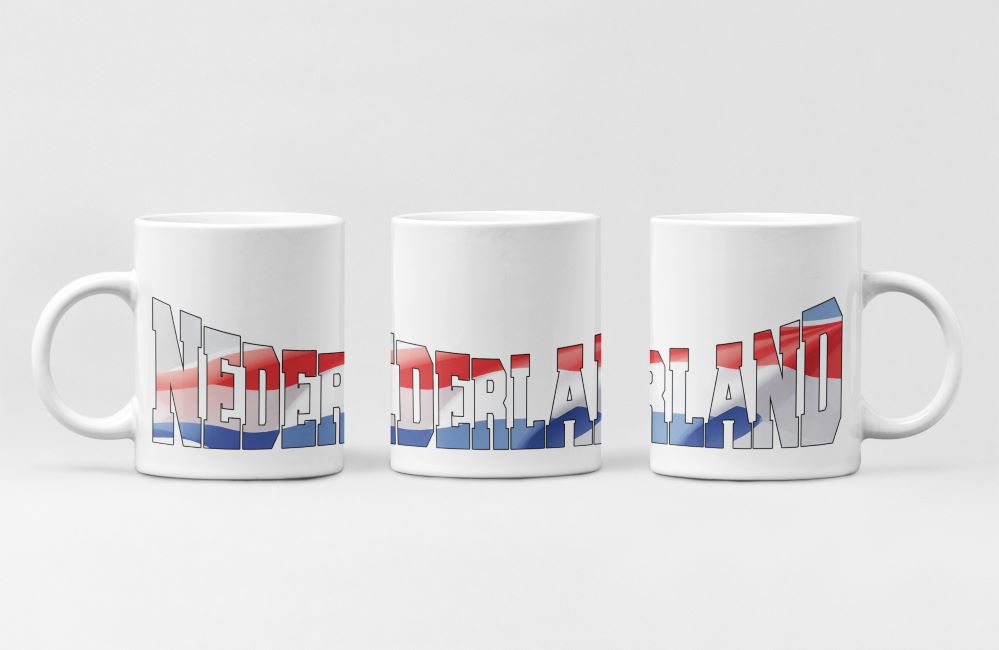 Witte mok met Nederland-ontwerp: letters gevuld met rood-wit-blauw vlagpatroon.