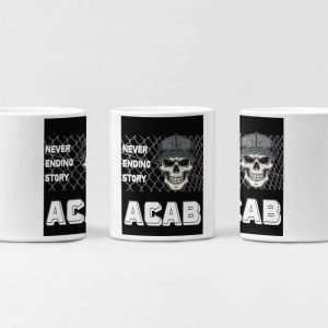 Witte mok met ACAB – Never Ending Story-ontwerp: schedel en dradenomheining in zwart-wit.