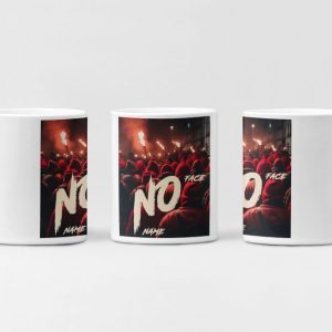 Witte mok met No Face No Name-ontwerp: groep supporters gehuld in roodachtige rook.