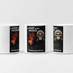 Witte mok met No Glory Without Sacrifice-ontwerp: schedel, rook en dradenomheining.