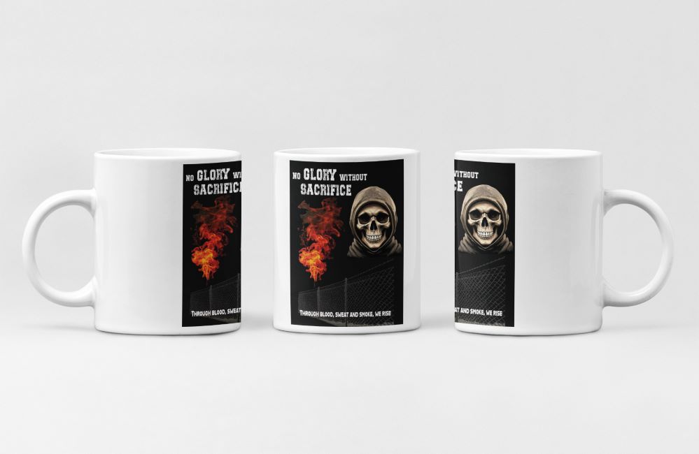 Witte mok met No Glory Without Sacrifice-ontwerp: schedel, rook en dradenomheining.