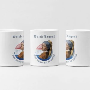 Witte mok met Ons Meisje met de Voetbal-ontwerp: geïnspireerd op Meisje met de Parel, oorbel als voetbal, kledingpatroon met oranje leeuw.