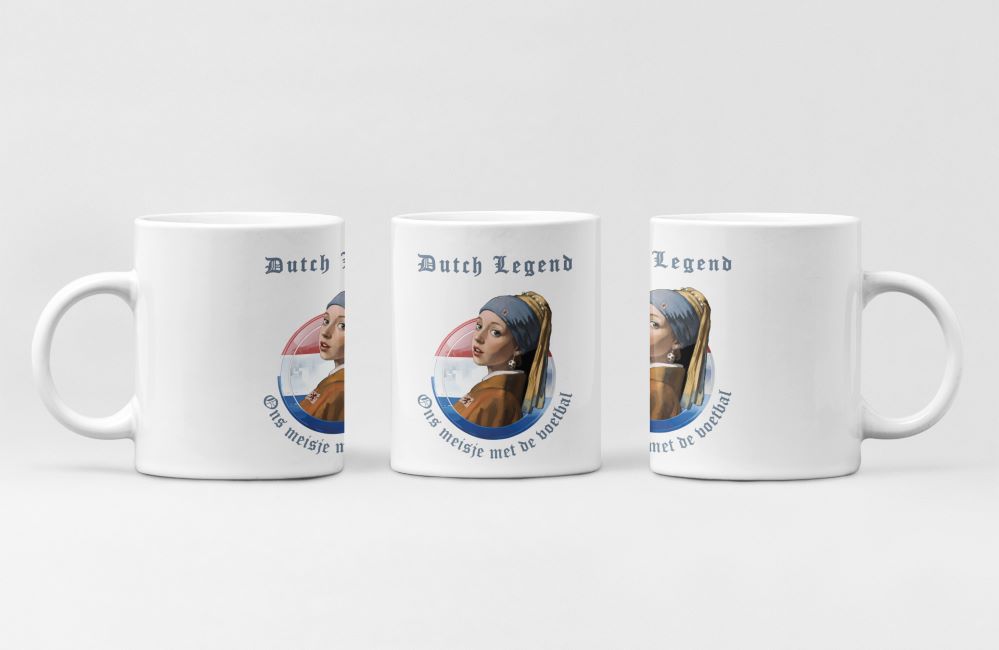 Witte mok met Ons Meisje met de Voetbal-ontwerp: geïnspireerd op Meisje met de Parel, oorbel als voetbal, kledingpatroon met oranje leeuw.