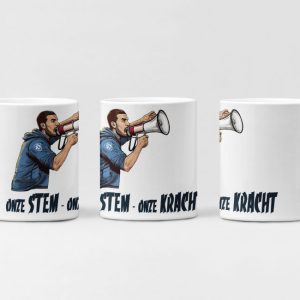 Witte mok met Onze Stem – Onze Kracht-ontwerp: fan die in een megafoon roept.