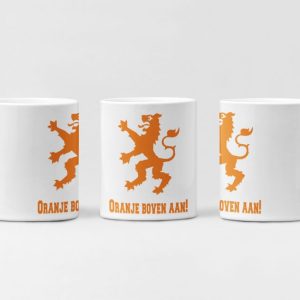 Witte mok met Oranje Boven-ontwerp: oranje leeuw en tekst Oranje Boven.
