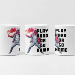Witte mok met hoodie-supporter, rookbom in de hand, Play Hard or Go Home tekst.