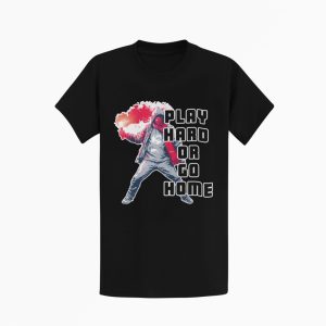 Full-body supporter met hoodie, sjaal over het gezicht, rookbom in de hand, rood-wit-zwart T-shirt, tekst: Play Hard or Go Home.